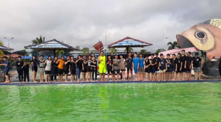 Foto bersama siswa SMP Cita Bunda saat mereka mengikuti pembelajaran luar kelas di Wisata Kolam Renang Aqui Sampit Selasa 31 Januari 2023.