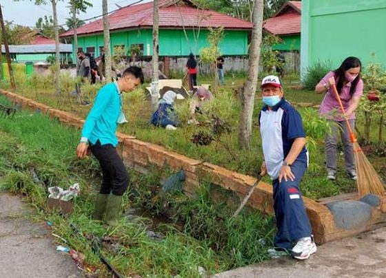 Gotong royong di lingkungan Depo Sehati di mana Penghargaan Kalpataru sebagai Apresiasi Peran Aktif Masyarakat dalam Pengelolaan Lingkungan