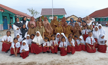 Guru dan siswa SDN 4 Sawahan berfoto bersama mengharapkan aktivitas pembelajaran di semester baru lebih baik lagi Senin 9 Januari 2023.