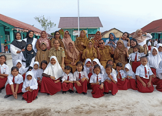 Guru dan siswa SDN 4 Sawahan berfoto bersama mengharapkan aktivitas pembelajaran di semester baru lebih baik lagi Senin 9 Januari 2023.