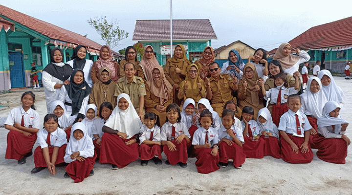 Guru dan siswa SDN 4 Sawahan berfoto bersama mengharapkan aktivitas pembelajaran di semester baru lebih baik lagi Senin 9 Januari 2023.