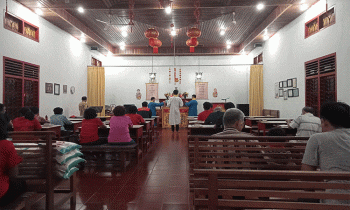 Ibadah Umat Khonghucu laksanakan doa syukur di Klenteng Harmoni Kehidupan Jalan MT Haryono Sampit peringati tahun baru Imlek 2574 Kongzili.