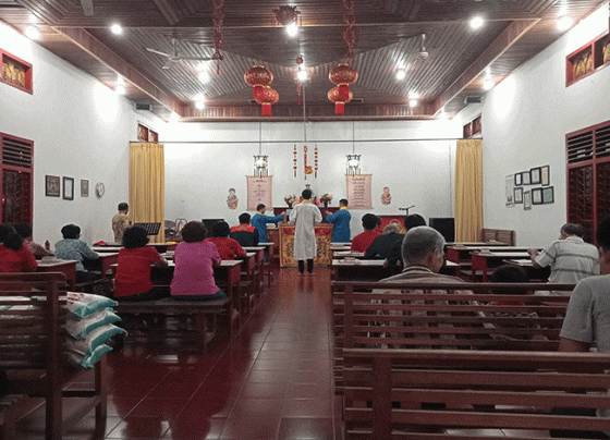 Ibadah Umat Khonghucu laksanakan doa syukur di Klenteng Harmoni Kehidupan Jalan MT Haryono Sampit peringati tahun baru Imlek 2574 Kongzili.