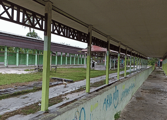 Ini adalah Pasar Terpadu Raja Bungsu Bagendang Wakil Ketua I DPRD Kotim Rudianur mengharapkan pedagang pasar dadakan menempati los di pasar yang dibangun pemerintah tersebut.