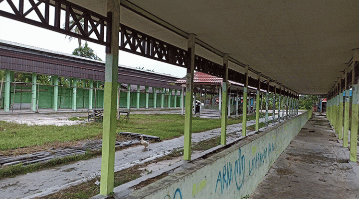 Ini adalah Pasar Terpadu Raja Bungsu Bagendang Wakil Ketua I DPRD Kotim Rudianur mengharapkan pedagang pasar dadakan menempati los di pasar yang dibangun pemerintah tersebut.