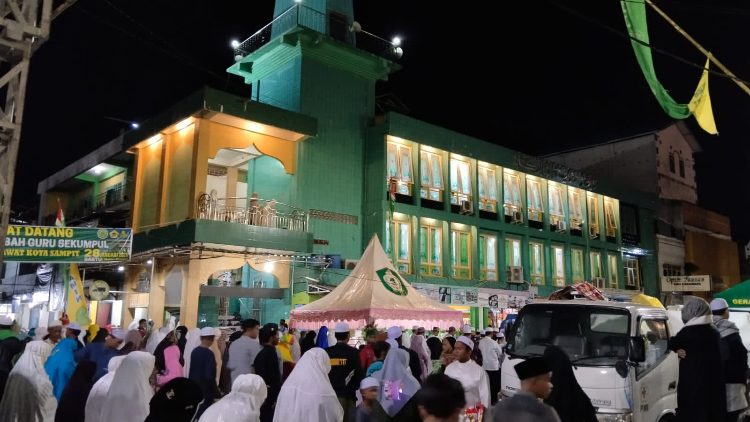 Jemaah Haul Guru Sekumpul di Sampit Salat Isya Berjemaah di Tengah Guyur Hujan