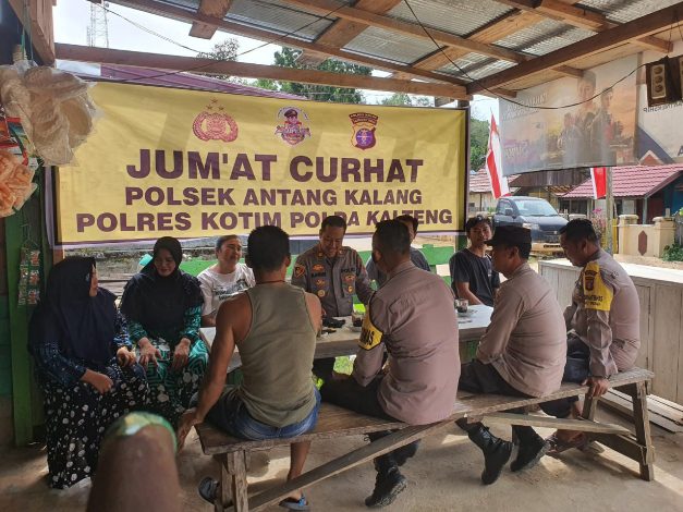 Pedagang Curhat Jalan Rusak kepada Polsek Antang Kalang