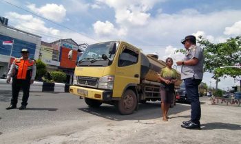 Kadishub Kotim Johny Tangkere saat meminta dokumen kendaraan terhadap sopir truk tangki CPO yang mereka tertibkan di Jalan Tjilik Riwut Sampit Kamis 12 Januari 2023.