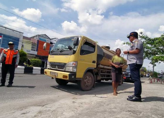 Kadishub Kotim Johny Tangkere saat meminta dokumen kendaraan terhadap sopir truk tangki CPO yang mereka tertibkan di Jalan Tjilik Riwut Sampit Kamis 12 Januari 2023.