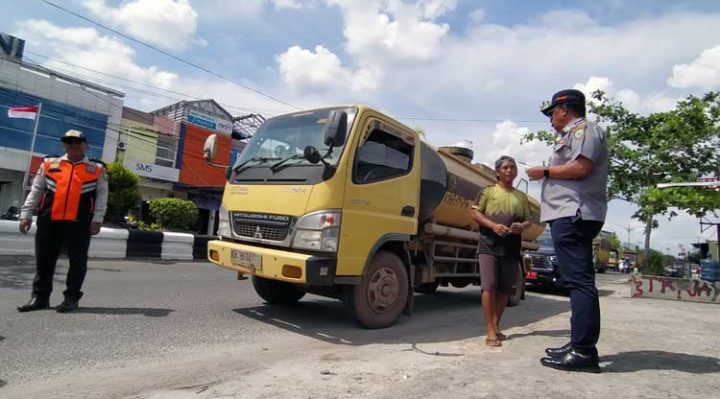 Kadishub Kotim Johny Tangkere saat meminta dokumen kendaraan terhadap sopir truk tangki CPO yang mereka tertibkan di Jalan Tjilik Riwut Sampit Kamis 12 Januari 2023.