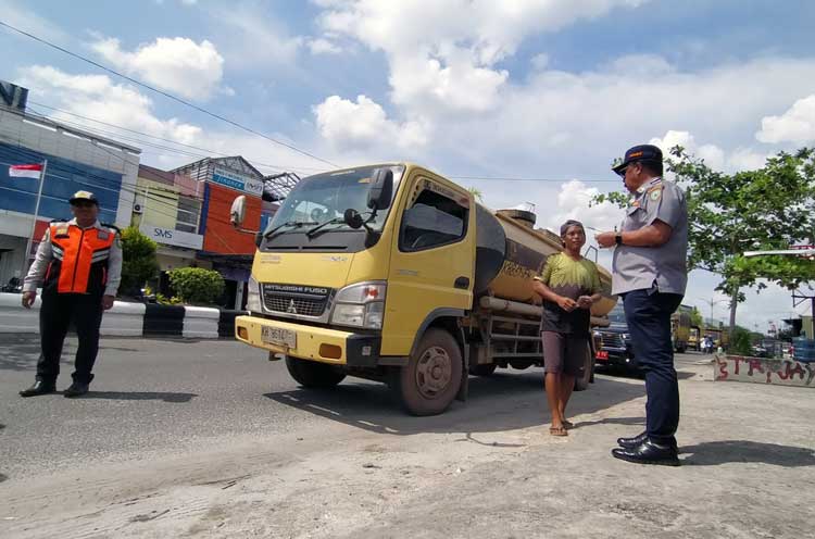 Kesal Indahkan Larangan Masuk Kota, Belasan Truk Tangki CPO Ditertibkan Dishub Kotim