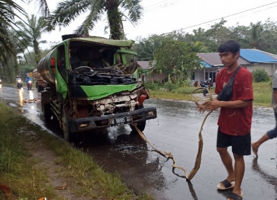 Kaget Gara gara Truk di Hadapannya Rem Mendadak Truk ini Alami Kecelakaan Kamis 26 Januari 2023.