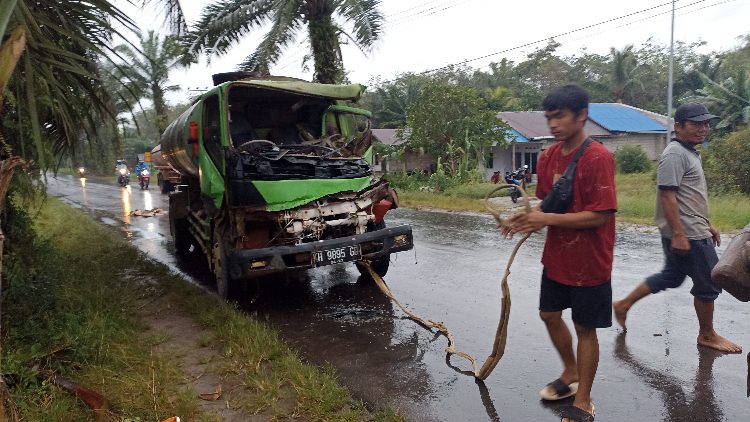 Gara-Gara Truk di Depan Rem Mendadak, Truk ini Alami Kecelakaan