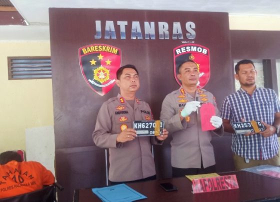 Kapolresta Palangka Raya Kombes Budi Santosa menunjukan barang bukti beberapa plat motor yang telah dilepas terduga pelaku Jumat 27 Januari 2023.