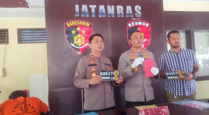 Kapolresta Palangka Raya Kombes Budi Santosa menunjukan barang bukti beberapa plat motor yang telah dilepas terduga pelaku Jumat 27 Januari 2023.