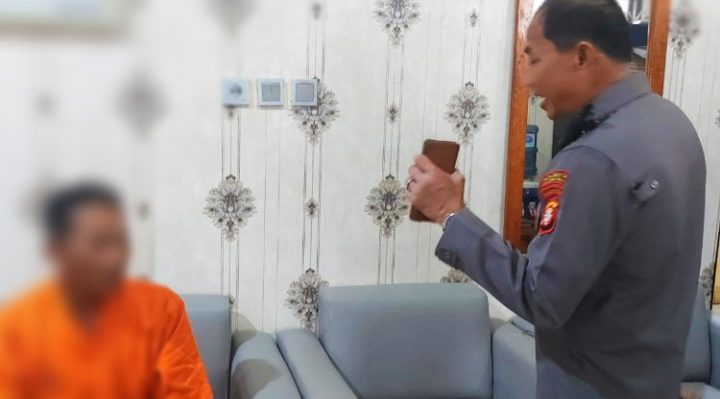 Kapolsek Pahandut Kompol Saipul Anwar mengintrogasi tersangka Rabu 25 Januari 2023.