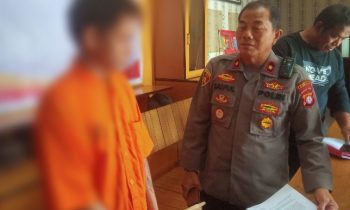 Kapolsek Pahandut Kompol Saipul mengintrogasi pelaku Rabu 18 Januari 2023.