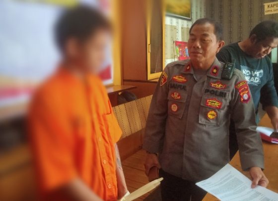 Kapolsek Pahandut Kompol Saipul mengintrogasi pelaku Rabu 18 Januari 2023.