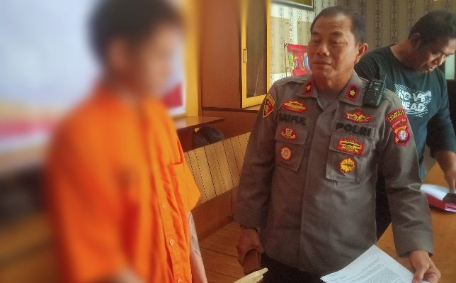 Kapolsek Pahandut Kompol Saipul mengintrogasi pelaku Rabu 18 Januari 2023.