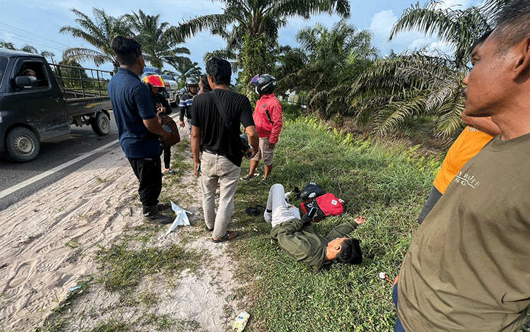 Motor Tabrak Truk, Korban Patah Kaki