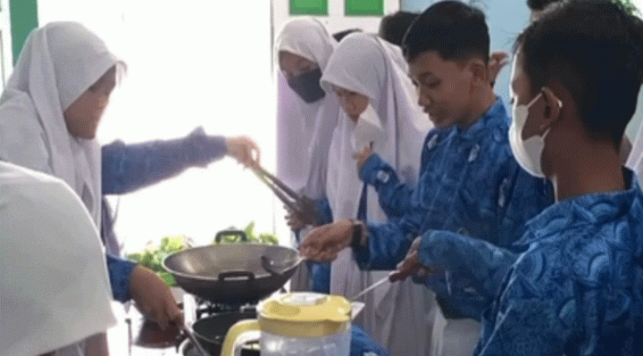 Kegiatan lomba memasak SMP Muhammadiyah Sampit sebagai peringatan Hari Gizi Nasional Rabu 25 Januari 2023.
