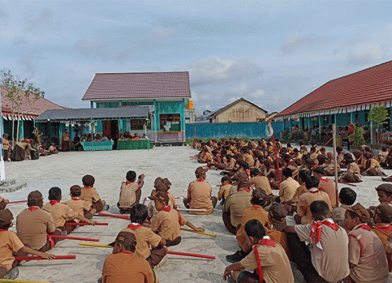 Kegiatan pramuka di sebuah sekolahan. Anggota DPRD Kotim Modika Latifah Munawarah menekankan pentingnya pendidikan sebagai regenerasi untuk pembangunan Kotim.