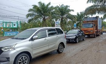 Kemacetan akibat perbaikan Jalan Jenderal Sudirman Sampit di depan Puskesmas Pasir Putih Senin 30 Januari 2023