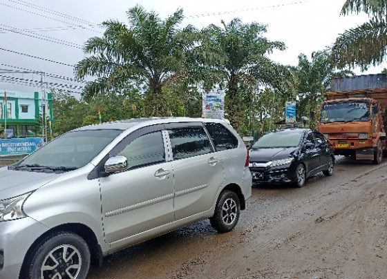 Kemacetan akibat perbaikan Jalan Jenderal Sudirman Sampit di depan Puskesmas Pasir Putih Senin 30 Januari 2023