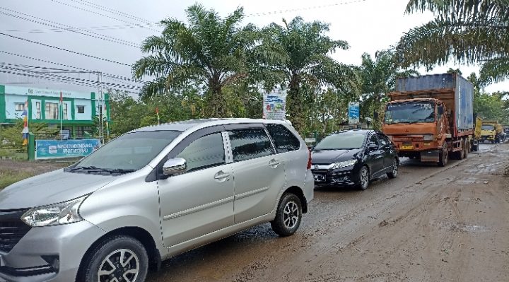 Kemacetan akibat perbaikan Jalan Jenderal Sudirman Sampit di depan Puskesmas Pasir Putih Senin 30 Januari 2023
