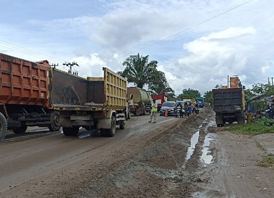 Kemacetan panjang akibat pemberlakuan one way saat perataan jalan di Jalan Trans Jenderal Sudirman Sampit Pangkalan Bun KM 3 Senin 30 Januari 2023