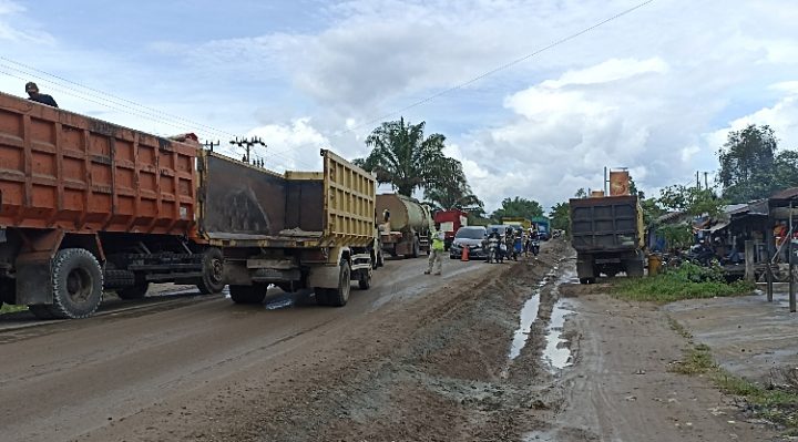Kemacetan panjang akibat pemberlakuan one way saat perataan jalan di Jalan Trans Jenderal Sudirman Sampit Pangkalan Bun KM 3 Senin 30 Januari 2023