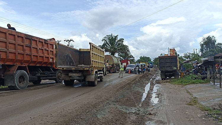Perbaikan Jalan Jenderal Sudirman Sampit, Akibatkan Kemacetan Panjang