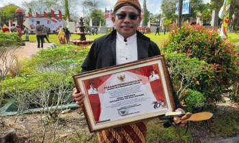 Kepala Desa Tribuana Kecamatan Telaga Antang Achmad Badirun menerima penghargaan sanitasi berbasis masyarakat 100 setelah desanya menerapkan program jamban sehat.