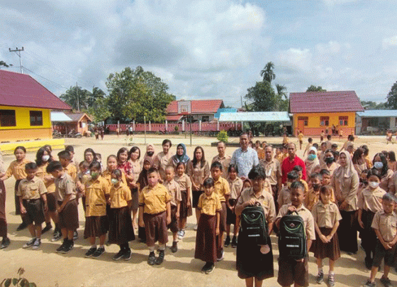 Kepala Disdikbud Mura Ferdinand Wijaya beserta Kabid Pendidikan Dasar Lampung foto bersama peserta didik di salah satu sekolah dasar SD di Kota Puruk Cahu belum lama ini.