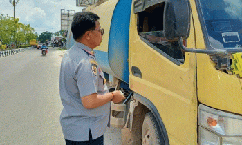 Kepala Dishub Kotim Johny Tangkere memimpin penertiban truk yang masuk ke kota Sampit Kamis 12 Januari 2023.