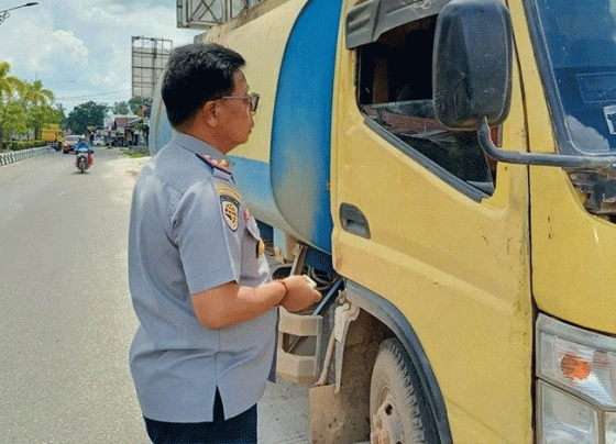 Kepala Dishub Kotim Johny Tangkere memimpin penertiban truk yang masuk ke kota Sampit Kamis 12 Januari 2023.