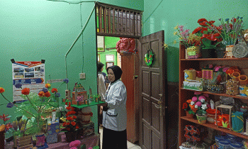 Kepala SDN 2 Sumber Makmur menunjukkan karya hasil belajar siswanya yang juga dipamerkan di acara Gebyar Merdeka yang diadakan pada Selasa 27 Desember 2022.