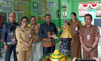 Kepala SMPN 1 Sampit Maspa Puluhulawa jilbab kuning usai meresmikan E Library untuk mewujudkan sekolah berbasis digital Selasa 10 Januari 2023