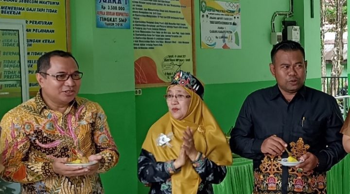 Kepala SMPN 1 Sampit Maspa Puluhulawa tengah di sela perayaan HUT ke 70 SMPN 1 Sampit Selasa 10 Januari 2023