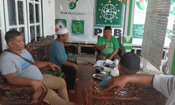 Ketua DPC PKB Kotim Sohibul Hidayat baju hijau menanggapi santai soal kabar rontoknya sejumlah pengurus di tingkat PAC MB Ketapang saat duduk bersama jajarannya Senin 9 Januari 2023.