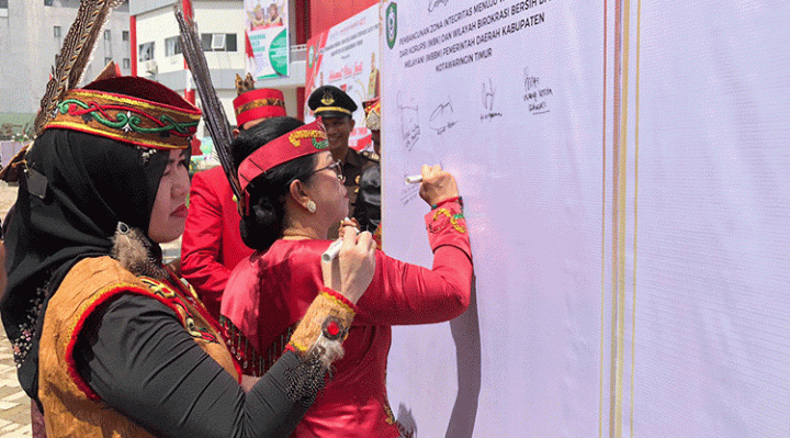 Ketua DPRD Kotim Rinie Anderson baju merah menandatangani pembangunan zona integritas Menuju Wilayah Bebas Korupsi pada peresmian Mal Pelayanan Publik MBK Sabtu 7 Januari 2023.