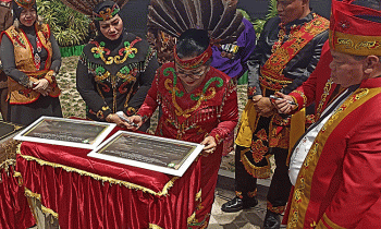 Ketua DPRD Kotim Rinie Anderson menandatangani salah satu Pakta dalam Acara Peresmian Mall Pelayanan Publik Kotim Sabtu 7 Januari 2023.