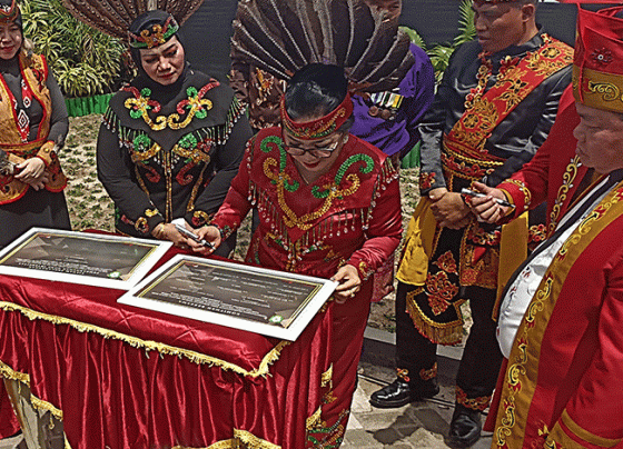 Ketua DPRD Kotim Rinie Anderson menandatangani salah satu Pakta dalam Acara Peresmian Mall Pelayanan Publik Kotim Sabtu 7 Januari 2023.