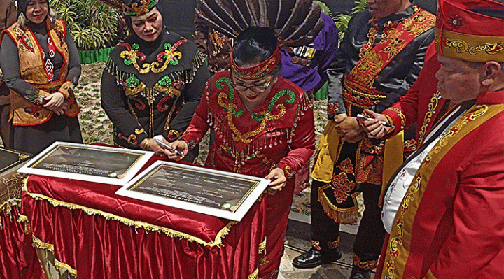 Ketua DPRD Kotim Rinie Anderson menandatangani salah satu Pakta dalam Acara Peresmian Mall Pelayanan Publik Kotim Sabtu 7 Januari 2023.