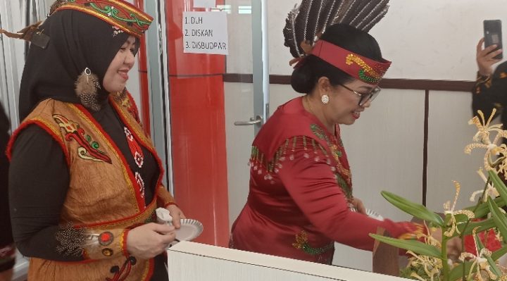 Ketua DPRD Kotim baju merah Rinie Anderson mengunjungi salah satu stand SOPD di Mal Pelayanan Publik Sabtu 7 Januari 2023