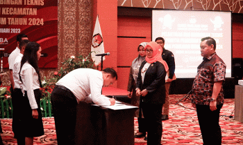 Ketua KPU Kotim Siti Fathonah Bupati Kotim Halikinnor dan Wakil Bupati Kotim Irawati hadir di proses pelantikan PPK Rabu malam 4 Januari 2023.