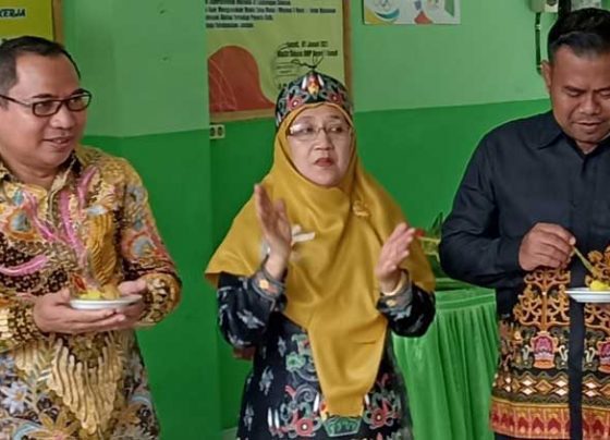Sekretaris Komisi III DPRD Kotim Sanidin kiri yang menyampaikan sekolah berbasis digital mampu ciptakan SDM Melek IPTEK