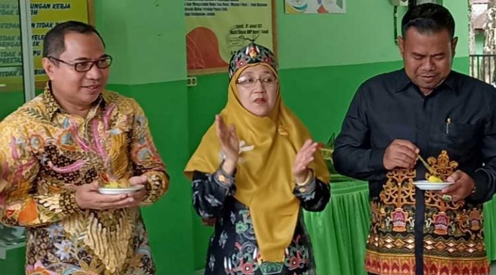 Sekretaris Komisi III DPRD Kotim Sanidin kiri yang menyampaikan sekolah berbasis digital mampu ciptakan SDM Melek IPTEK