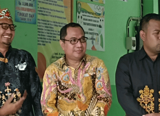 Sekretaris Komisi III DPRD Kotim Sanidin tengah mengatakan DPRD Kotim terus upayakan pemerataan pendidikan.