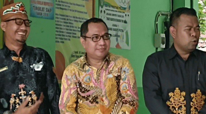 Sekretaris Komisi III DPRD Kotim Sanidin tengah mengatakan DPRD Kotim terus upayakan pemerataan pendidikan.